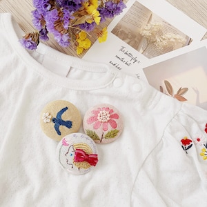 Broche broderie florale | Épingle brodée à la main pour fille | Épingle pour veste pour manteau de soirée | Petite épingle à écharpe florale|Épingle carrée 3D avec fleur