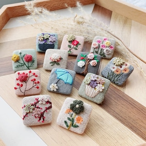 Broche broderie florale | Épingle brodée à la main pour fille | Épingle pour veste pour manteau de soirée | Petite épingle à écharpe florale|Épingle carrée 3D avec fleur