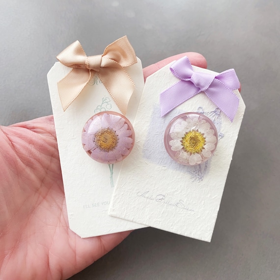 Dried flower brooch pin,Floral resin jacket pin, Handmade flower brooch,Pressed flower pin,Real Flower coat pin,, flower gifts, gift for her