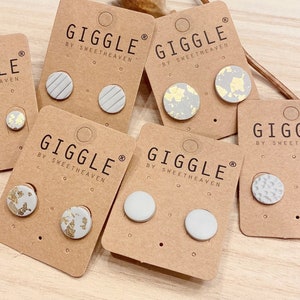 Pack de clous en argile polymère faits à la main | Boucles d'oreilles en pâte polymère | Mini clou rond carte dorée | Dainty Stud couleurs arc-en-ciel | Cadeaux personnalisés pour elle