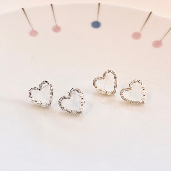 Pearl heart earrings| Dainty glass crystal stud| gold heart pearl earring| love stud| gift for her| minimalist stud