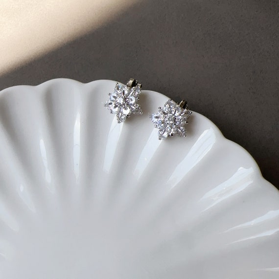 Silver floral clip on, Round large clip on earring, no piercing jewelry, bridesmaid clip ons, Bridal Clip ons,gift for mom,birthday gift