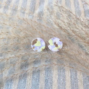 Pack de clous en argile polymère faits à la main | Boucles d'oreilles en argile polymère | Boucles d'oreilles cœur| Clous ronds en argile jaune lilas | Dainty Stud léger| cadeaux pour elle
