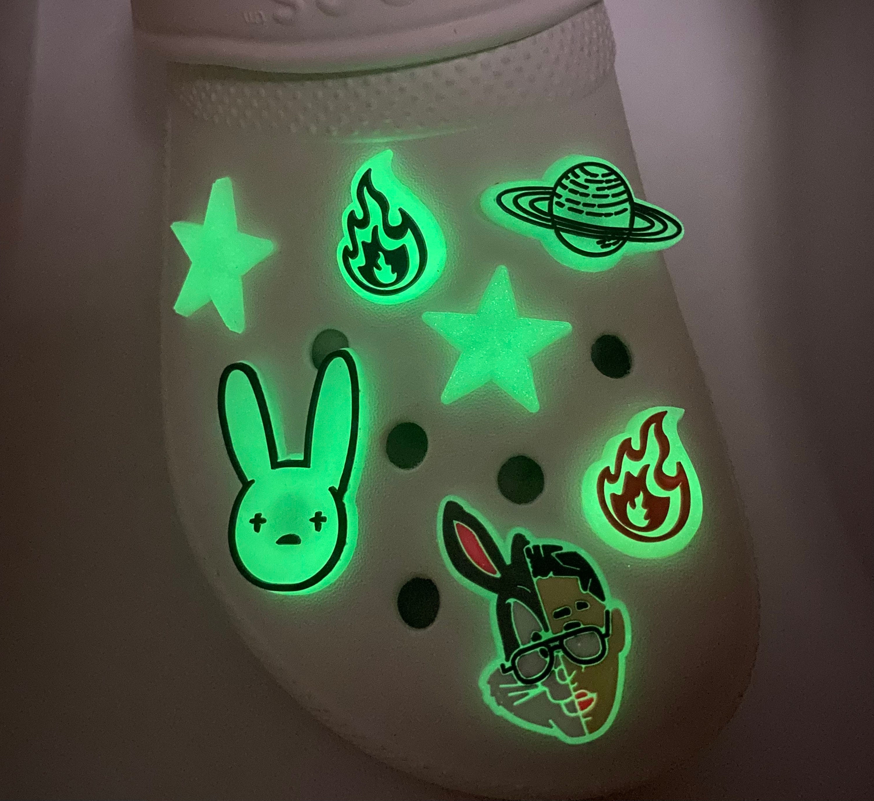 Crocs Glow In The Dark White Clogs With Set Of 8 Jibbitz - Mens Size 10 - NWOB CROCS UFO Jibbitz 10007398 - Shiekh main image 3