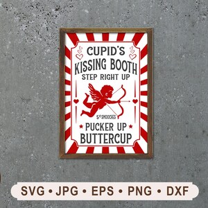 Puede incluir: Un letrero enmarcado con un diseño rojo y blanco, con el texto "Cupid's Kissing Booth" y una ilustración de Cupido. El letrero también incluye las frases "Step Right Up" y "Pucker Up Buttercup."