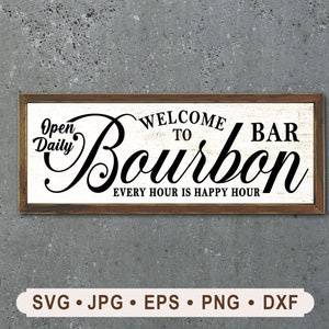 Op de afbeelding: Een rustiek houten bord met witte verf en zwarte letters. Het bord luidt "Welkom bij Bourbon Bar, elk uur is happy hour". Het bord heeft ook de woorden "Dagelijks geopend" in een cursief schrift.