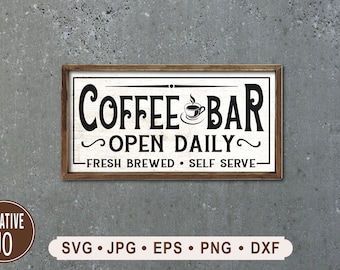 Könnte beinhalten: Ein weißes Holzschild mit schwarzem Text, auf dem "Coffee Bar Open Daily" mit einem kleinen Kaffeetassen-Symbol steht. Das Schild trägt außerdem die Aufschrift "Fresh Brewed Self Serve".