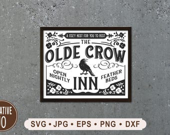 Könnte beinhalten: Schwarz-weiß gerahmtes Schild mit dem Text "The Olde Crow Inn" und einer Krähenillustration. Das Schild enthält auch die Sätze "A cozy nest for you to rest", "Open Nightly" und "Feather Beds".