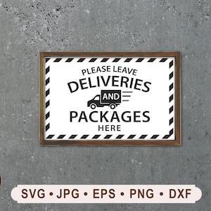 Puede incluir: Un letrero rectangular de madera con el texto "PLEASE LEAVE DELIVERIES AND PACKAGES HERE" en negro. El letrero tiene un borde a rayas blanco y negro y un gráfico de un camión de reparto. El letrero está en una pared gris.