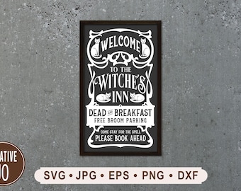 Könnte beinhalten: Ein gerahmtes Schild mit dem Text "WELCOME TO THE WITCHES INN" in Weiß auf schwarzem Hintergrund. Das Schild lautet auch "DEAD and BREAKFAST FREE BROOM PARKING" und "COME STAY FOR THE SPELL PLEASE BOOK AHEAD". Das Schild hat dekorative Katzen- und Schriftrollen-Details.