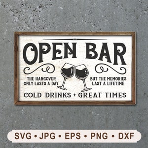 Può includere: Un cartello in legno bianco con cornice marrone che recita "OPEN BAR" in lettere nere. Sotto il testo ci sono due bicchieri di vino con vino rosso e il testo "THE HANGOVER ONLY LASTS A DAY BUT THE MEMORIES LAST A LIFETIME COLD DRINKS + GREAT TIMES".