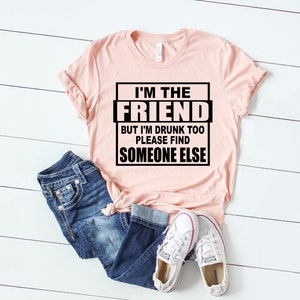Puede incluir: Una camiseta rosa con texto negro que dice "Soy el amigo pero estoy demasiado borracho por favor encuentra a alguien m&aacute;s".