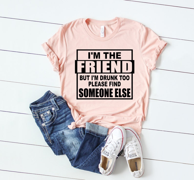 Puede incluir: Una camiseta rosa con texto negro que dice "Soy el amigo pero estoy demasiado borracho por favor encuentra a alguien m&aacute;s".