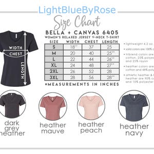 K&ouml;nnte beinhalten: Gr&ouml;&szlig;entabelle f&uuml;r das Bella + Canvas 6405 Damen-Relaxed-Jersey-V-Neck-T-Shirt. Die Tabelle zeigt die Ma&szlig;e in Zoll f&uuml;r Breite, Brust und L&auml;nge f&uuml;r die Gr&ouml;&szlig;en S bis 3XL. Die Tabelle enth&auml;lt auch Informationen &uuml;ber die Stoffzusammensetzung f&uuml;r verschiedene Farben, darunter Uni, Triblend und Heather.