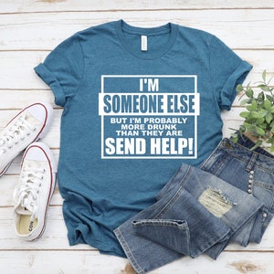 Puede incluir: Una camiseta azul turquesa con un gr&aacute;fico cuadrado blanco que dice "I'm Someone Else But I'm Probably More Drunk Than They Are Send Help!"