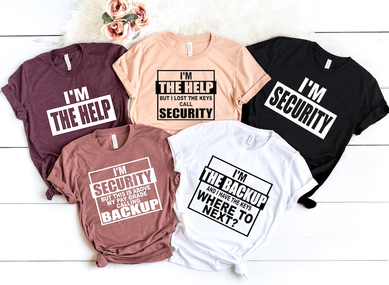 Puede incluir: Cinco camisetas diferentes con diferentes lemas sobre ser "la ayuda" o "la seguridad". Las camisetas son de diferentes colores, incluyendo granate, melocot&oacute;n, negro y blanco.