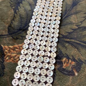 140 Perlmuttknöpfe - wunderschöne Muschelknöpfe auf Karte - 11 mm
