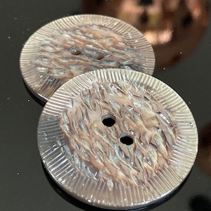 2 alte vintage Perlmuttknöpfe - wunderschöne geschnitzte Perlmuttknöpfe - 44 mm