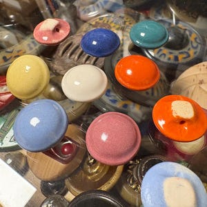 7 vintage porzellan Knöpfe - bunte alte Sammlerstücke - 18 mm