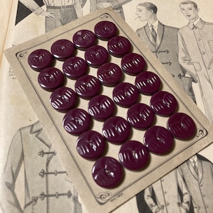 24 oude vintage knopen op een voorbeeldkaart - Duitse productie - 17 mm