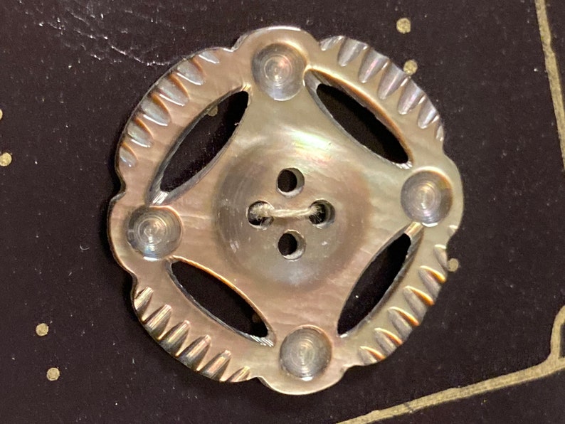 1 alter vintage Perlmuttknopf wunderschöner einzigartiger Muschelknopf 34 mm image 6