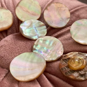 8 old vintage mother of pearl button - wonderful carved shell buttons - 23 mm