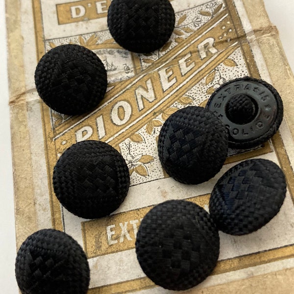 Le lot contient 8 boutons en tissu antique d'un diamètre de 15 mm