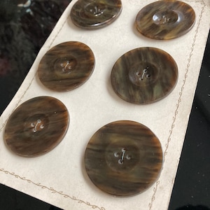 6 oude vintage knoppen op een staalkaart - Duitse productie - 48 mm