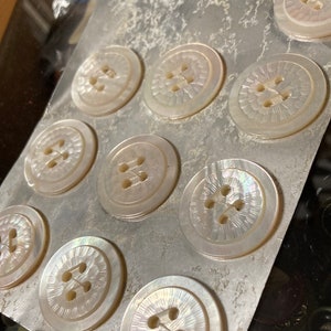 10 old mother-of-pearl buttons - beautifully shimmering shell buttons - 30 mm
