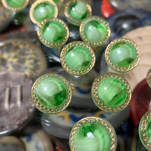 12 moonglow glasknöpfe - wonderschone alte glasknöpfe - 13 mm