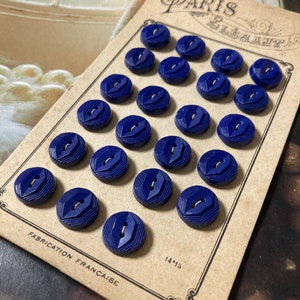 23 oude vintage knopen op een voorbeeldkaart - Franse productie - 13 mm