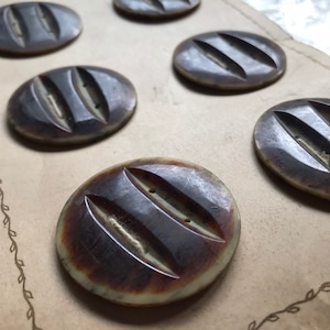6 oude vintage knoppen op een staalkaart - Duitse productie - 44 mm