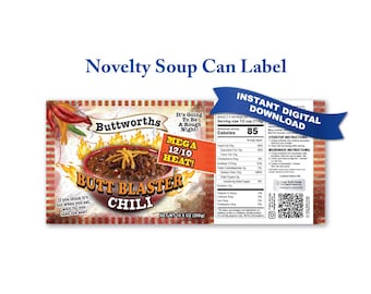 Puede incluir: Una etiqueta de lata de sopa novedosa con el texto "Butt Blaster Chili". La etiqueta presenta un tazón de chile con queso y llamas. La etiqueta también incluye información nutricional y el texto "Descarga digital instantánea."