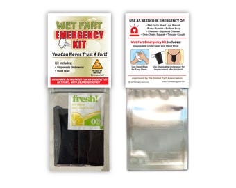 Può includere: Un kit di emergenza Wet Fart in una busta argentata con cartoncino. Il fronte riporta Wet Fart Emergency Kit, You Can Never Trust A Fart, e include biancheria intima usa e getta e una salvietta. Il retro elenca usi e contenuto del kit.