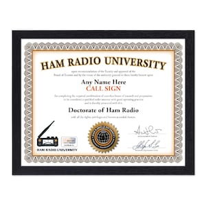 Pode incluir: Um certificado emoldurado da Ham Radio University, com uma borda decorativa e o texto "Doctorate of Ham Radio". O certificado inclui um espaço para um nome e indicativo de chamada, juntamente com uma ilustração de rádio e um selo dourado.