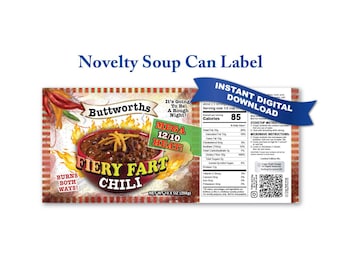 Puede incluir: Una etiqueta de lata de sopa novedosa con el texto "Buttworths Fiery Fart Chili". La etiqueta presenta un cuenco de chili con llamas y el texto "Burns Both Ways!" y "Mega 12/10 Heat!". También dice "Descarga digital instantánea".