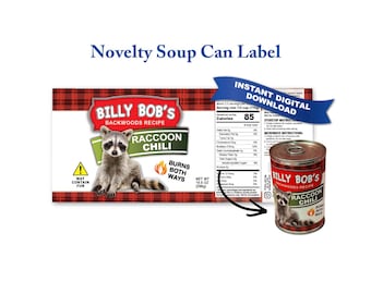 Puede incluir: Una etiqueta de lata de sopa novedosa con borde de cuadros rojos, una ilustración de mapache y el texto Billy Bob's Backwoods Recipe Raccoon Chili Burns Both Ways. La etiqueta incluye una tabla nutricional, un triángulo amarillo y una banda azul.