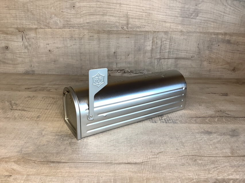 Boîte à Champagne Veuve Clicquot en Forme de Boite Lettre Us/Us Mail Box Veuve Clicquot Collector Ch