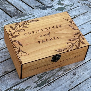 Benutzerdefinierte Liebesbox aus Holz mit Personalisierung Hochzeitskartenbox, Verlobung, Paargeschenk für Sie, Ihn, Freund, Freundin Bild 1