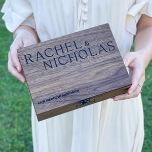 Regalo de compromiso, pareja o aniversario para él, ella, novio, novia, dama de honor, padrinos de boda o prometido: caja de madera con recuerdo.