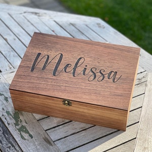 Caja de recuerdos de madera de nogal y roble, regalo personalizado de San Valentín para ella, niña, novia, hermana, mamá, madre, novia, boda, cumpleaños