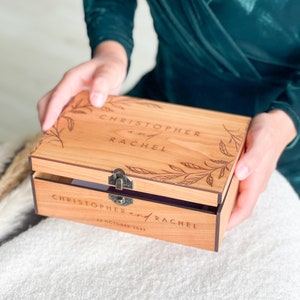 Benutzerdefinierte Liebesbox aus Holz mit Personalisierung Hochzeitskartenbox, Verlobung, Paargeschenk für Sie, Ihn, Freund, Freundin Bild 3