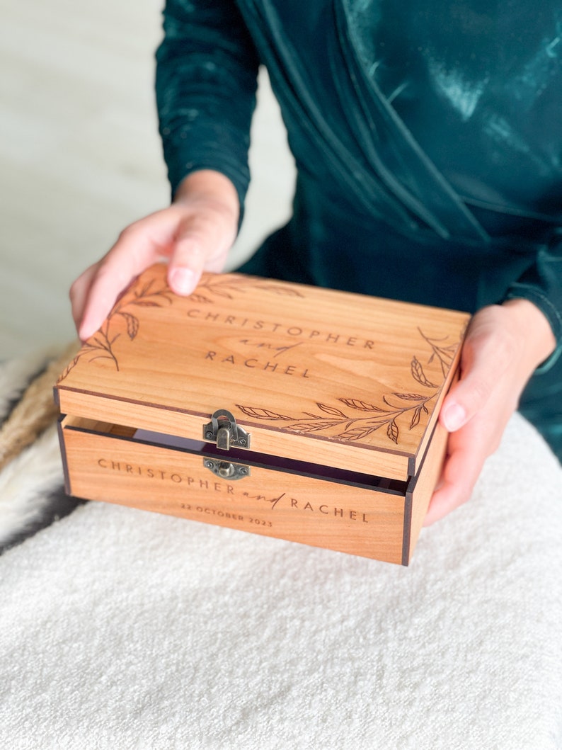 Benutzerdefinierte Liebesbox aus Holz mit Personalisierung Hochzeitskartenbox, Verlobung, Paargeschenk für Sie, Ihn, Freund, Freundin Bild 3