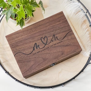 Caja de madera con recuerdo de amor personalizado con personalización: caja para tarjetas de boda, compromiso, regalo de pareja para él, ella, novio, novia