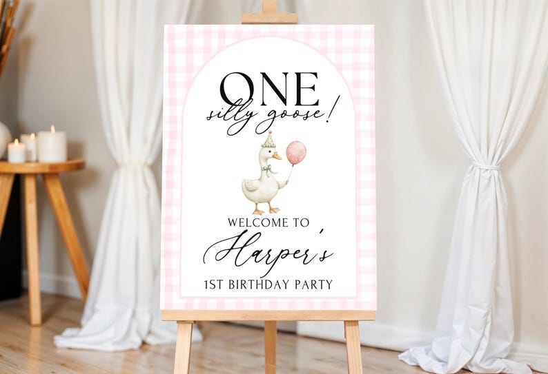 Puede incluir: Un letrero de bienvenida para una fiesta de primer cumplea&ntilde;os. El letrero presenta una ilustraci&oacute;n de acuarela de un ganso con un gorro de fiesta y un globo rosa. El letrero dice "ONE silly goose!" y "Welcome to Harper's 1st Birthday Party."