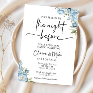 Peut inclure: Carte d'invitation blanche avec des motifs floraux bleus. Le texte dit "the night before" et invite les invités à un dîner de répétition en l'honneur de Claire & Mike. Détails : date, heure et lieu.