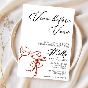 Peut inclure: Une invitation blanche avec le texte "Vino before Vows" en écriture élégante. La carte comprend les détails d'une fête prénuptiale, avec des illustrations de verres à vin en brun-rouge.