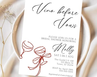 Puede incluir: Una tarjeta de invitación blanca con el texto "Vino before Vows" en escritura elegante. La tarjeta incluye detalles para una despedida de soltera, con ilustraciones de copas de vino en marrón rojizo.