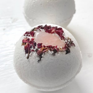 Bath bomb with crystal