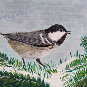 Op de afbeelding: Een acrylverfschilderij van een koolmees die op een met sneeuw bedekte dennentak zit. De vogel heeft een zwarte kop, witte wangen en een grijze rug. Het schilderij is gesigneerd met "DGL" en bevat de tekst "Debbie Lawler Art".